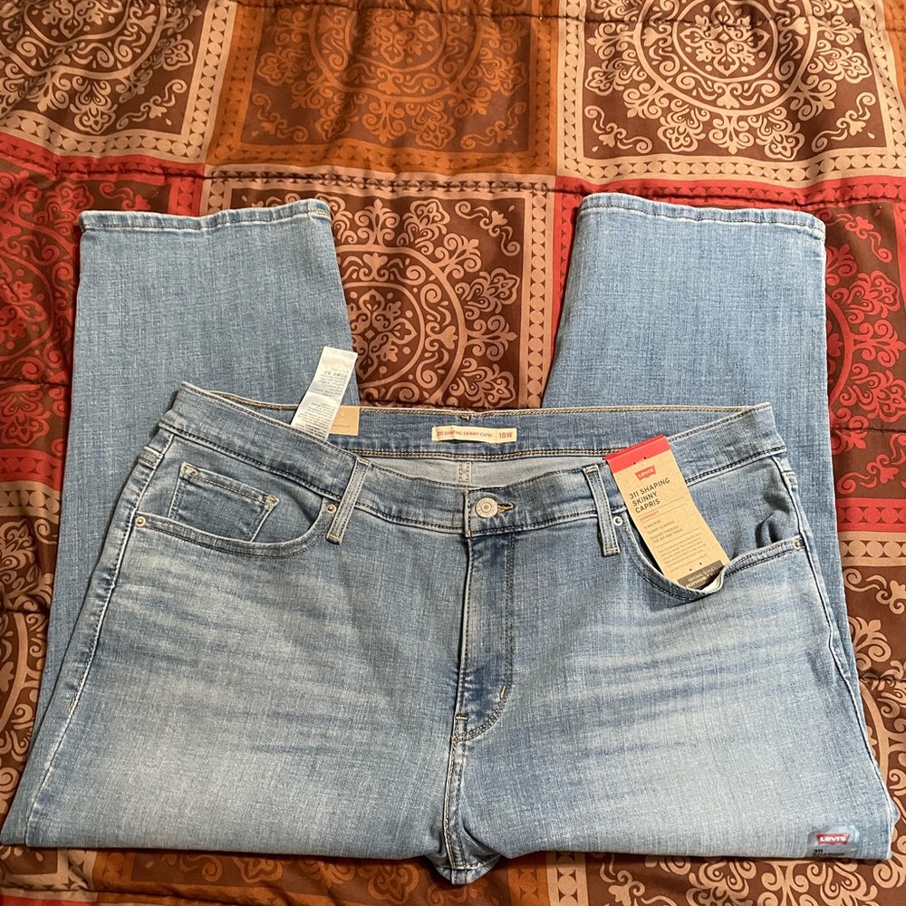 NWT Levi’s Capri pants